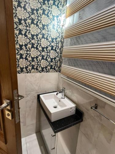 شفة فندقية بالدقي