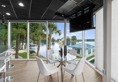 The Glass Mansion w/Optional Boat Rental in Terrell, USA