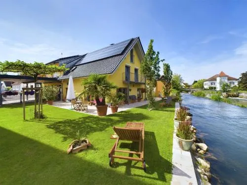 Ferienwohnung, 2 Zimmer, 4 bis 6 Personen, 67 qm, mit großem Balkon, entlang am Fluss, an der Aach, am Bodensee, nah am Naturschutzgebiet in Singen Hohentwiel, Deutschland