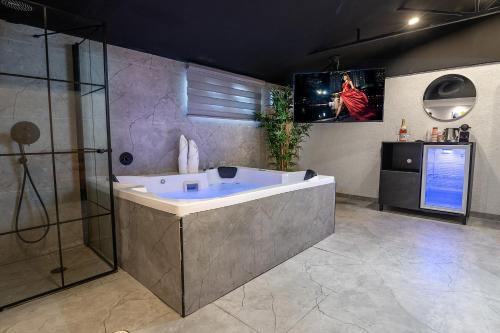 Lago Suites Hotel – Jerusalem, CA
