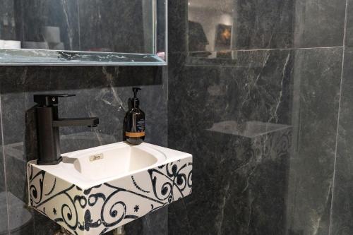 Lago Suites Hotel – Jerusalem, CA