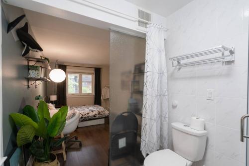 Spacious Room with Ensuite Bathroom near Subway, Koreatown & UofT, Toronto (foto 5)