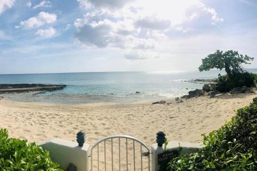 7Mile Beachfront Apartment - image 5