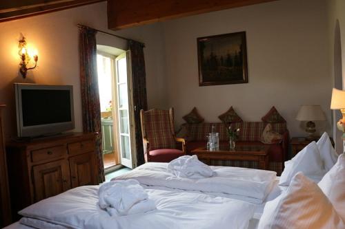 1 king bed, 1 sofa bed