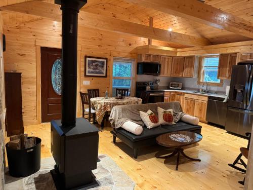 Luxury Forest Lake House - Privacy, Nature, Conveniences - New 2 bedroom