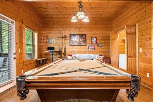 Misty Mountain Game Room and Hot Tub in Pigeon Forge, USA