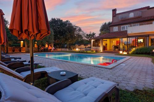 Guesthouse ''Barboska'' - big outdoor swimming pool & private tennis court - Chambre d'hôtes - Vodnjan