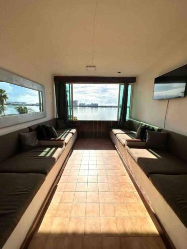 Prime Lagoonfront Apt in Hotel Zone - Walk to Beaches & Nightlife, Cancún (photo 4)