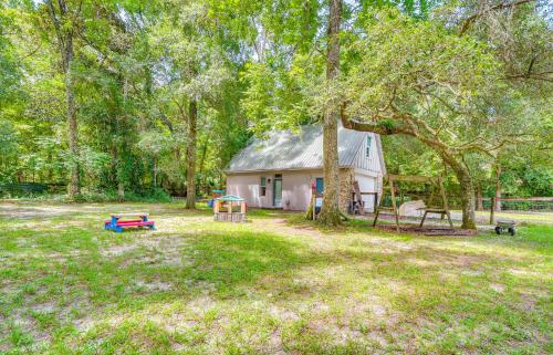 Silver Springs Home with Grill and Shared Pool in Silver Springs, USA