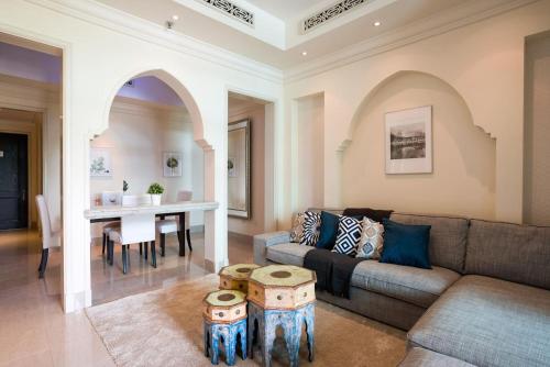 Chic Downtown Apt with NETFLIX by GuestReady - image 7