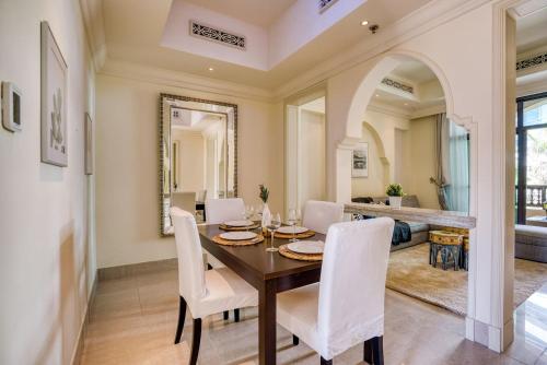 Chic Downtown Apt with NETFLIX by GuestReady - image 4