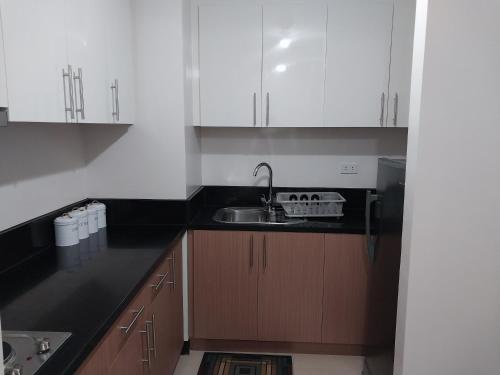 Family Suites at Emperador Bldg near T3, Манила (фото 4)
