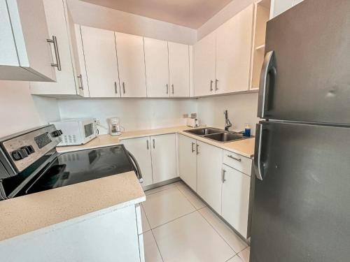 Kitchen, Arecibo Hotel 3202 in Arecibo