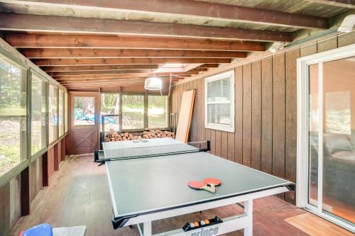 Berkshire Hideaway with Fire Pit and Playground! in Canaan, USA