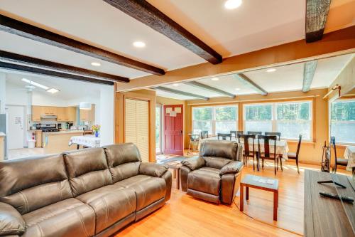 Berkshire Hideaway with Fire Pit and Playground! in Canaan, USA