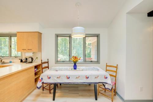 Berkshire Hideaway with Fire Pit and Playground! in Canaan, USA