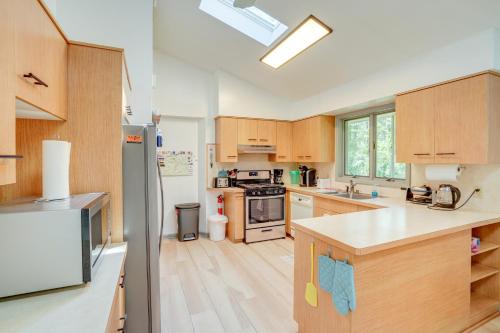 Berkshire Hideaway with Fire Pit and Playground! in Canaan, USA