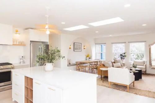 Bright, Spacious 4 BD in the Heart of Little Italy in San Diego, USA