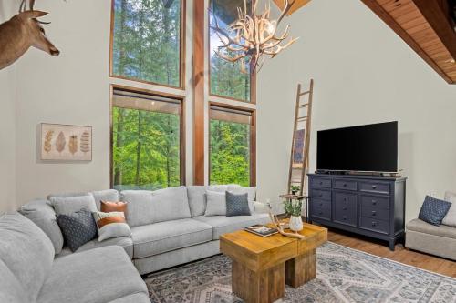 ZigZag Basecamp · Cozy Cabin Perfect for Nature Escapes w/ Hot Tub