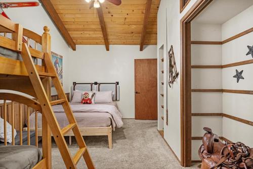 ZigZag Basecamp · Cozy Cabin Perfect for Nature Escapes w/ Hot Tub