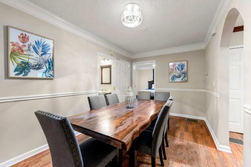 The Manor l 5-Bedrooms A Location Sleeps 12 in East Atlanta