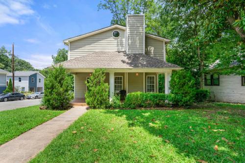 The Manor l 5-Bedrooms A Location Sleeps 12 in East Atlanta