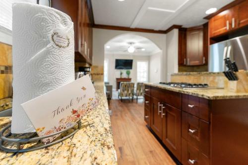 The Manor l 5-Bedrooms A Location Sleeps 12 in East Atlanta