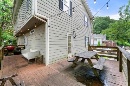 The Manor l 5-Bedrooms A Location Sleeps 12 in East Atlanta