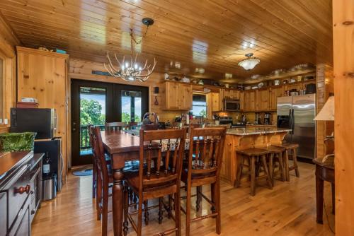 Appalachian Mtn Cabin Near New River State Park! in Piney Creek, USA
