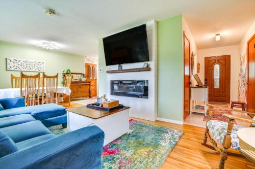 Welcoming Cottage Grove Home with Yard in Cottage Grove, USA