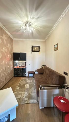 Home Elmler, Baku
