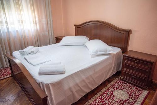 3 bedrooms, 6 beds