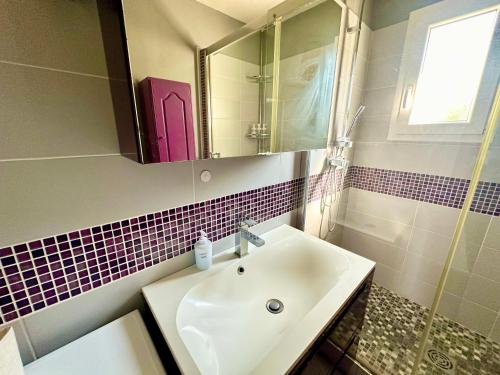 Bedrooms in a House in Quiet Village in Mereville