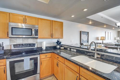Sleek Gulfport Condo with Ocean Views and Pool Access! in Gulfport, USA