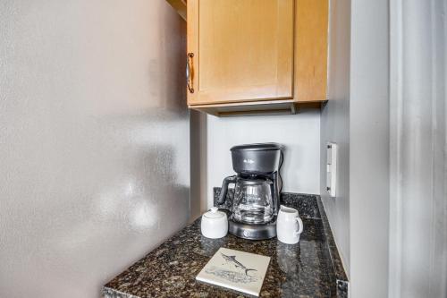 Sleek Gulfport Condo with Ocean Views and Pool Access! in Gulfport, USA