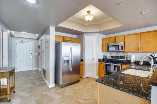 Sleek Gulfport Condo with Ocean Views and Pool Access! in Gulfport, USA