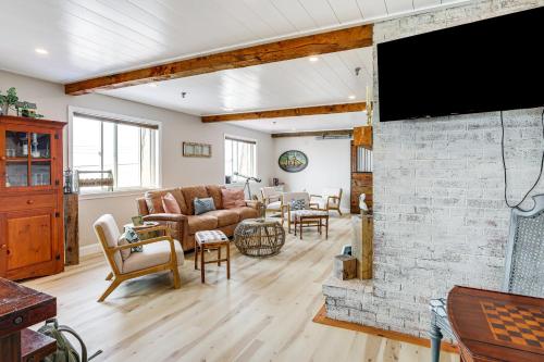 Family Beach Days Dog-Friendly Cape Cod Condo in 丹尼斯港