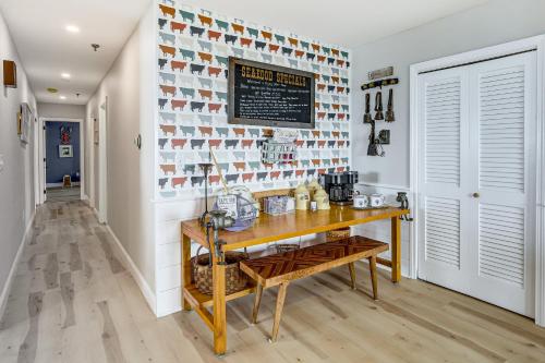 Family Beach Days Dog-Friendly Cape Cod Condo in 丹尼斯港