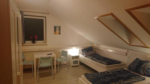 Gästezimmer HOT 2 Betten mit Gemeinschaftsbad und Geimeinschaftsküche (Gastezimmer HOT 2 Betten mit Gemeinschaftsbad und Geimeinschaftskuche) in 海恩斯坦-埃恩斯塔爾