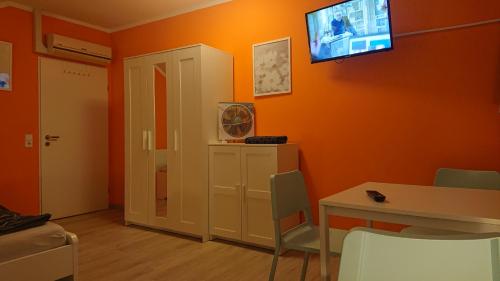 Gästezimmer HOT 2 Betten mit Gemeinschaftsbad und Geimeinschaftsküche (Gastezimmer HOT 2 Betten mit Gemeinschaftsbad und Geimeinschaftskuche) in 海恩斯坦-埃恩斯塔爾
