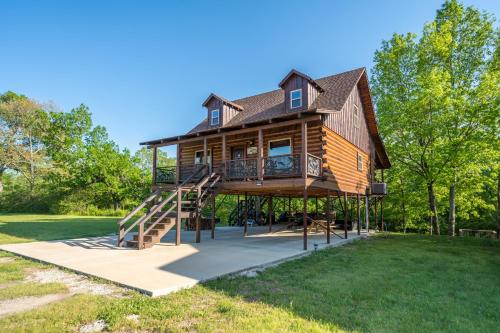 River Lodge Escape with Hot Tub in Glenwood, USA