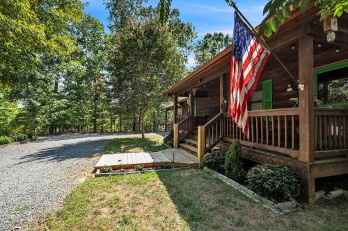 Cozy Cabin in Ellijay with Hot Tub, Game Room & More in Ellijay, USA