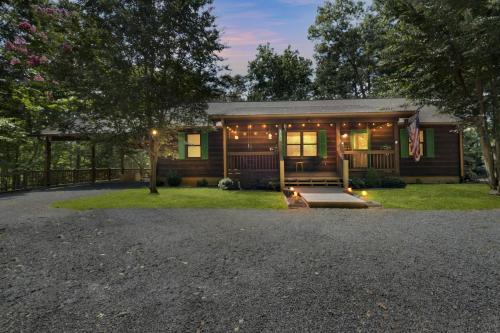 Cozy Cabin in Ellijay with Hot Tub, Game Room & More in Ellijay, USA