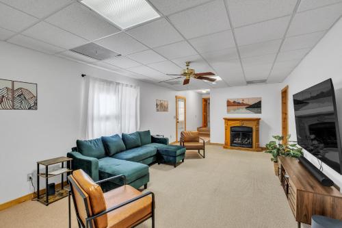 Cozy Cabin in Ellijay with Hot Tub, Game Room & More in Ellijay, USA