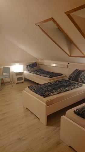 Dreibettzimmer mit Gemeinschaftsküche und je 2 Dusch- und 2 Toilettenzimmern (Dreibettzimmer mit Gemeinschaftskuche und je 2 Dusch- und 2 Toilettenzimmern) in Hohenstein-Ernstthal