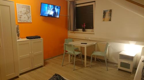 Létesítmények, Dreibettzimmer mit Gemeinschaftsküche und je 2 Dusch- und 2 Toilettenzimmern (Dreibettzimmer mit Gemeinschaftskuche und je 2 Dusch- und 2 Toilettenzimmern) in Hohenstein-Ernstthal