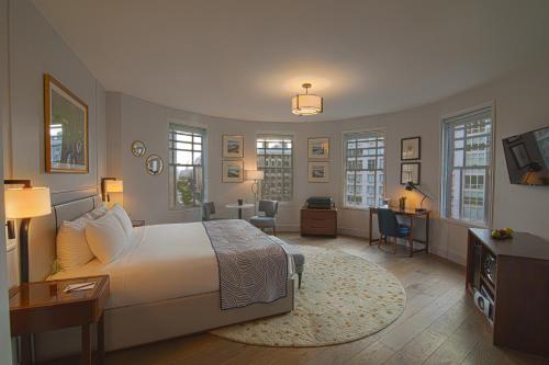 Connecting Rooms Broadway View 1 King and 2 Queens