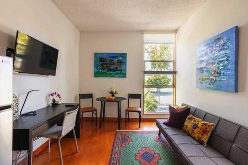 Lovely one bedroom guest house in Encino village in Los Angeles, USA