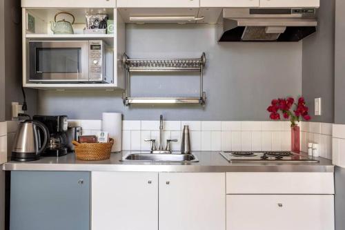 Lovely one bedroom guest house in Encino village in Encino