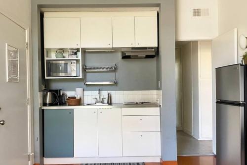 Lovely one bedroom guest house in Encino village in Encino